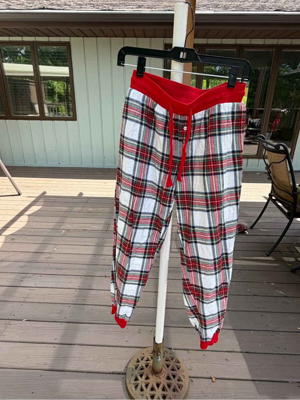 stars above Red, White and Black Plaid Men's Jogger Pants xs